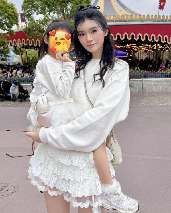 赢在策略 奚梦瑶晒4岁二胎女儿，Romee背香奈儿像洋娃娃，母女俩白到发光
